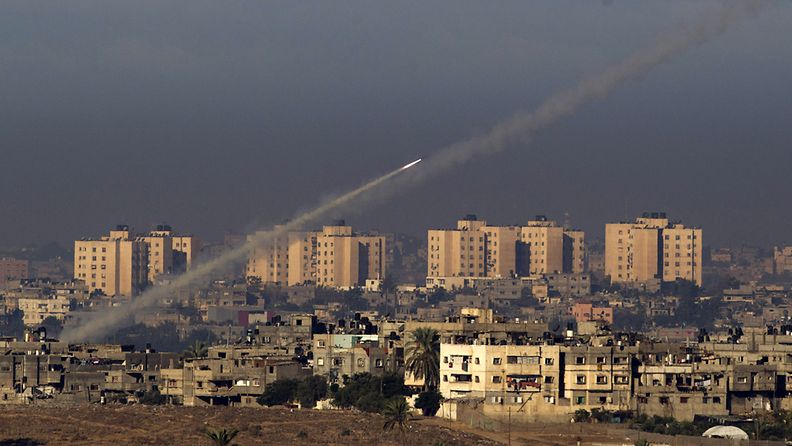 Palestiinalaistaistelijoiden ampuma raketti lähtee matkaan kohti Israelia.
