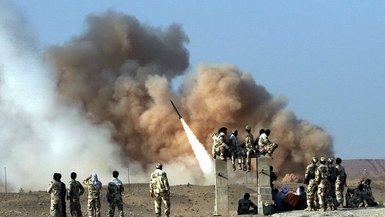 Iranin sotavoimat testasivat Zelzal-ohjusta sotaharjoituksissaan kesäkuussa 2011. 