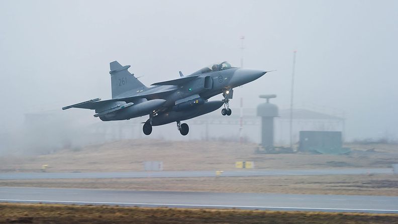 Jas 39 hävittäjä nousemassa ilmaan Ruotsissa  Kallingessa huhtikuussa 2011.