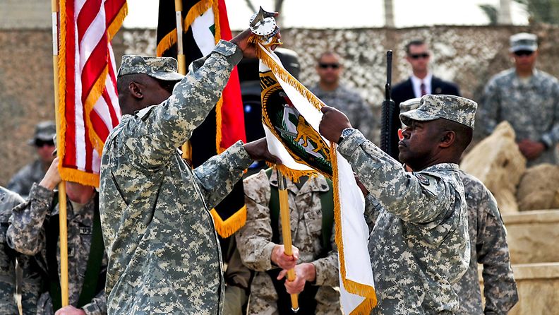 Yhdysvallat laski lippunsa Irakissa 15. joulukuuta 2011.