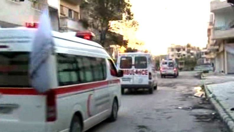 Syyrian Punaisen puolikuun ambulansseja Homsin kaupungissa 24. helmikuuta Syyrian virallisen uutistoimiston SANAn kuvaamina. 