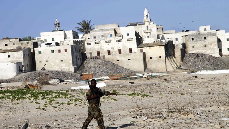 Sotilas kävelee Markan kaupungissa Somaliassa.