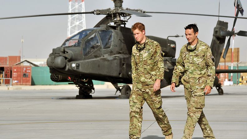 Prinssi Harry lentää Afganistanissa Apache-taisteluhelikopteria.  