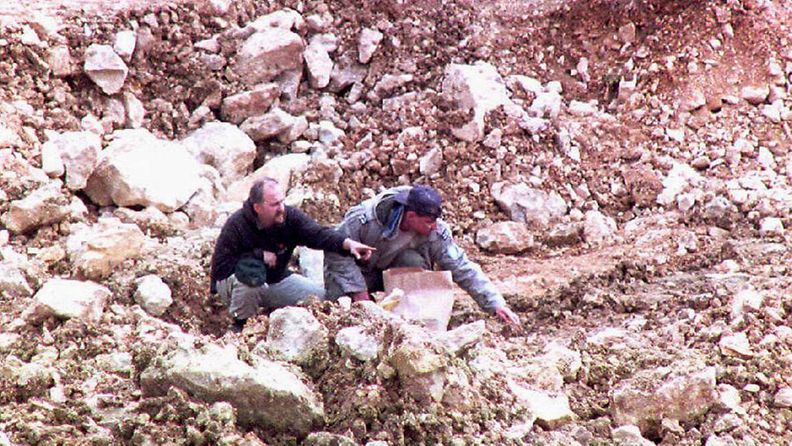 YK:n sotarikosten tutkimusryhmään kuuluvat työntekijät tutkivat joukkohautaa lähellä Srebrenicaa 20.4.1998.