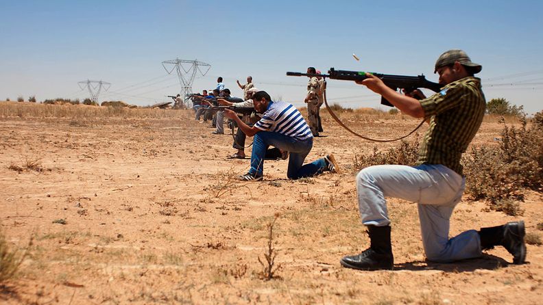 Libyan kapinalliset harjoittelevat lähellä Misrataa 13.6.2011.