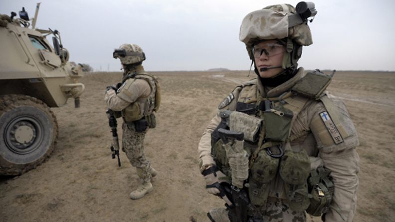Suomalainen ISAF-kriisinhallintajoukkojen sotilas Antti partioimassa Chahar Balakin piirikunnassa pohjoisessa Afganistanissa 24. marraskuuta 2011.