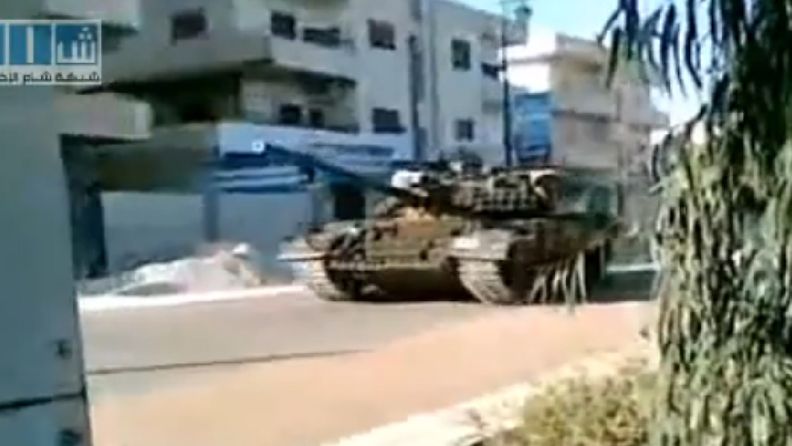  Sham News Network (SNN) -verkoston ottamaa kuvaa Syyrian armeijan panssariajoneuvosta Daraan kaupungin kadulla. (kuvattu 26.4.2011)  