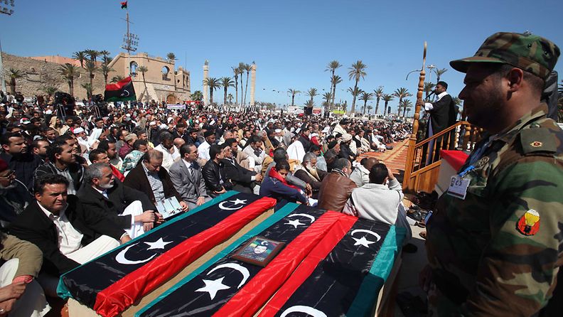 Libyalaiset hautasivat maaliskuussa taistelijoiden ruumiita, joiden epäillään joutuneen Muammar Gaddafin joukkojen teloittamiksi.