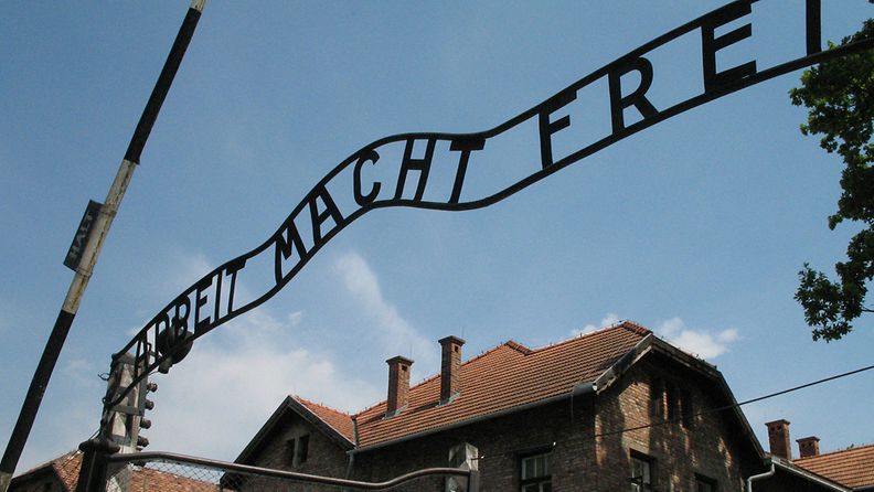 Auschwitz Birkenau -keskitysleirimuseo Oswiecimissä. Kuvassa sisäänkäynti Auschwitzin keskitysleiriin. Portin yläpuolella on kuuluisa teksti "Arbeit macht frei".