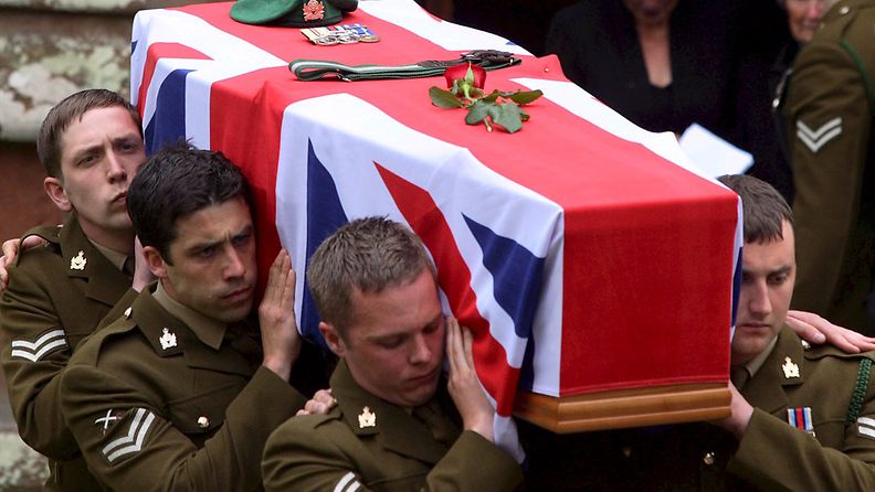 Brittisotilaat kantavat Afganistanissa kuolleen sotilastoverinsa arkkua heinäkuussa 2008.