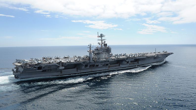 Yhdysvaltain laivaston Nimitz-luokan lentotukialus USS Abraham Lincoln harjoituspurjehduksella. Kuva: EPA. 