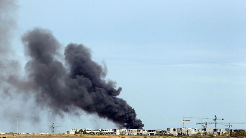 Savua nousee Libyan Sirten kaupungin edustalla lokakuussa 2011.