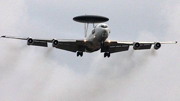 Naton Awacs-lentokone palaamassa sotilastukikohtaan Italiaan 19.3.2011. 