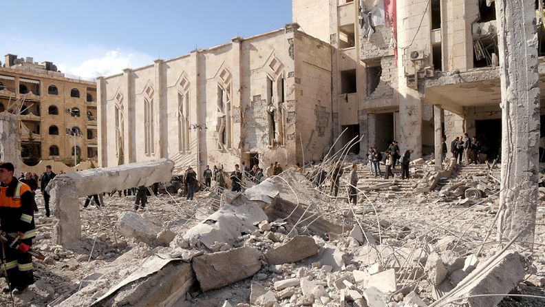 Pommien jälkiä raivataan Aleppossa Syyriassa 10. helmikuuta. Ainakin 28 ihmistä kuoli ja liki 250 haavoittui kahdessa räjähdyksessä.