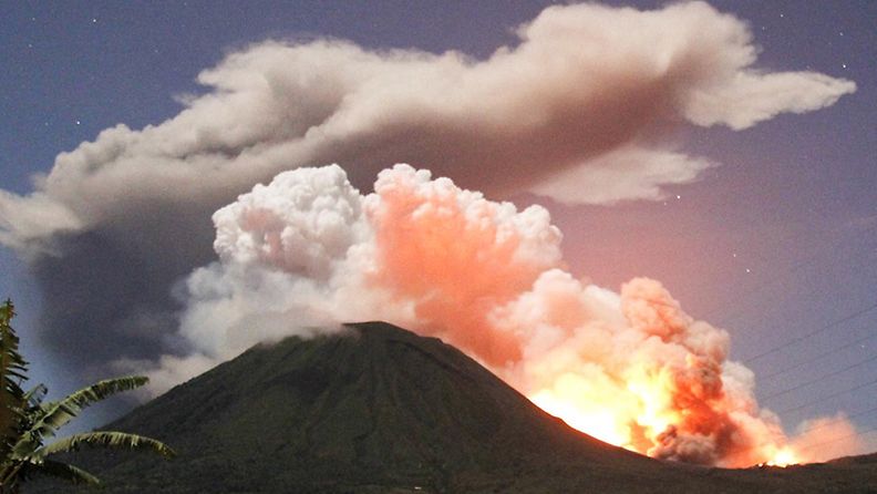  Lokon-vuori syöksee ilmaan tuhkaa ja laavaa 15.7.2011.  