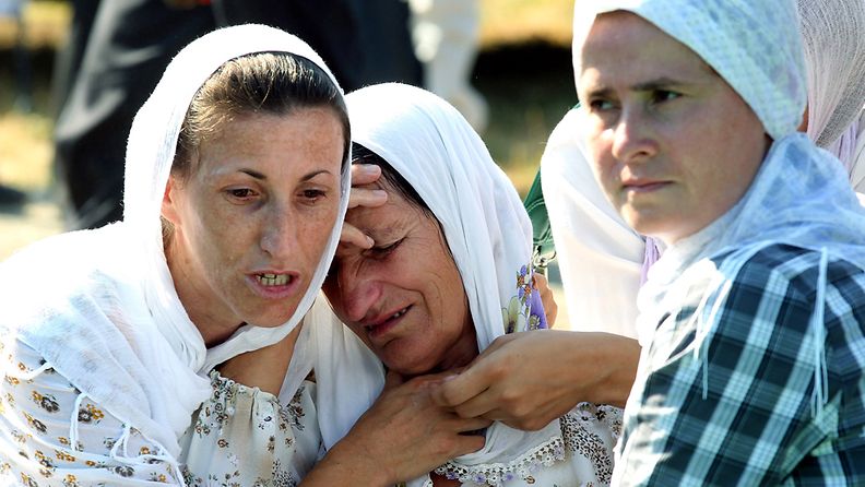 Naisetmuistelivati Srebenican uhreja Bosniassa.