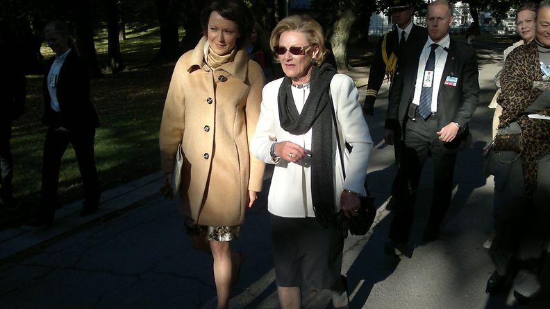 Rouva Jenni Haukio ja kuningatar Sonja kävelivät puiston läpi Oslon kirjallisuustalolta kuninkaanlinnaan.