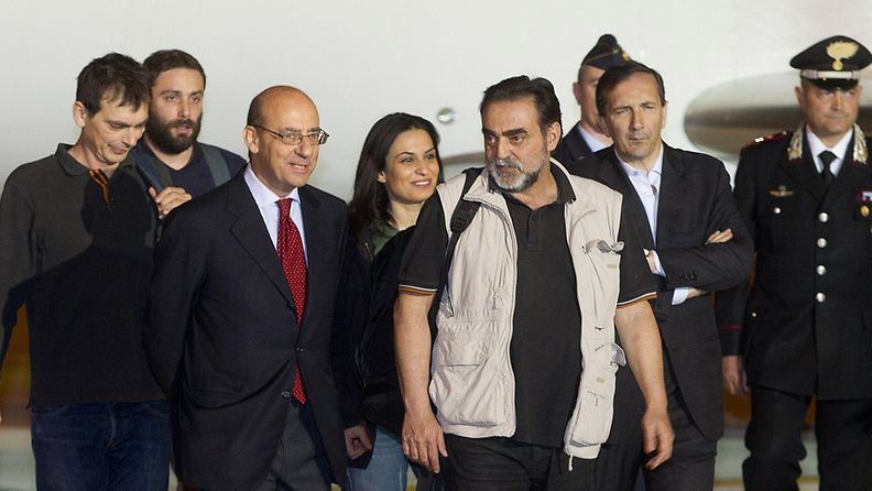 Vapautettuja italialaistoimittajia vasemmalta oikealle Elio Colavolpe, Andrea Vignali, Amedeo Ricucci ja Susan Dabbous.