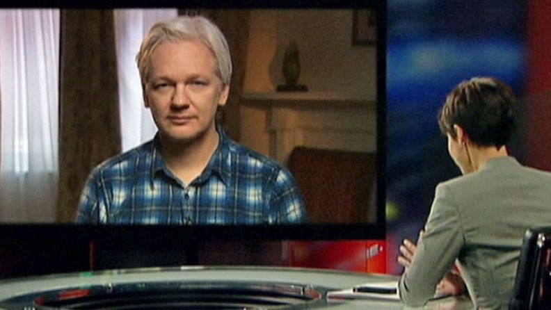 Julian Assange australialaiskanavan haastattelussa. 