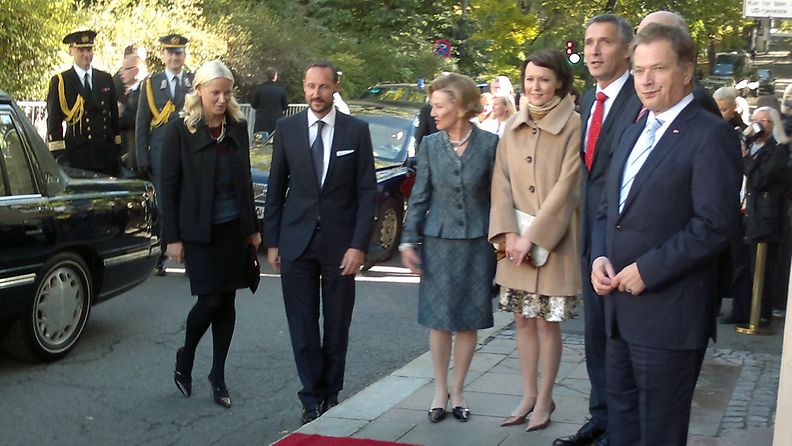 Presidenttipari ja kuningasperhe saapuvat pääministeri Jan Stoltenbergin isännöimälle lounaalle valtion vierastaloon 11. lokakuuta 2012.