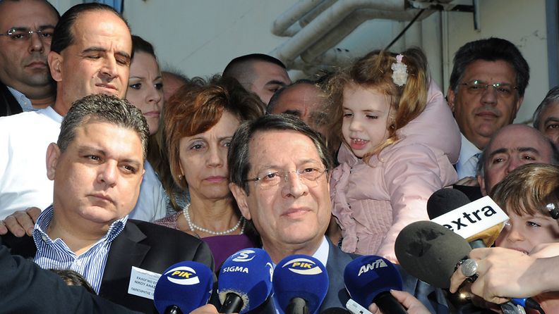 Kyproksenkreikkalaisten oikeisto-opposition johtaja Nikos Anastasiades näyttäisi voittavan presidentinvaalit jo ensimmäisellä kierroksella.  