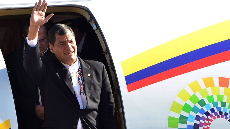 Ecuadorin presidentti Rafael Correa saapuu Cochabambaan Boliviaan 4 heinäkuuta 2013. Siellä hän tapaa viiden muun maan johtajat ja he käsittelevät Bolivian presidentin lentokoneskandaalia.