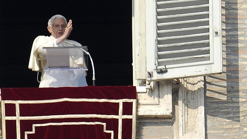 Eroava paavi Benedictus XVI siunasi ikkunansa alle kerääntyneitä Pietarinkirkon aukiolla. 