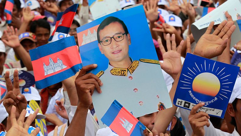 Kymmenettuhannet kambodzalaiset ottivat riemuiten vastaan maahan palaavan oppositiojohtaja Sam Rainseyn.
