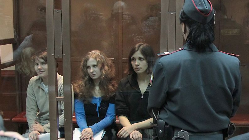  Feministisen punk-rockbändin Pussy Riotin jäsenet ennen oikeuden kuulemista Moskovassa. 10.10.2012. 