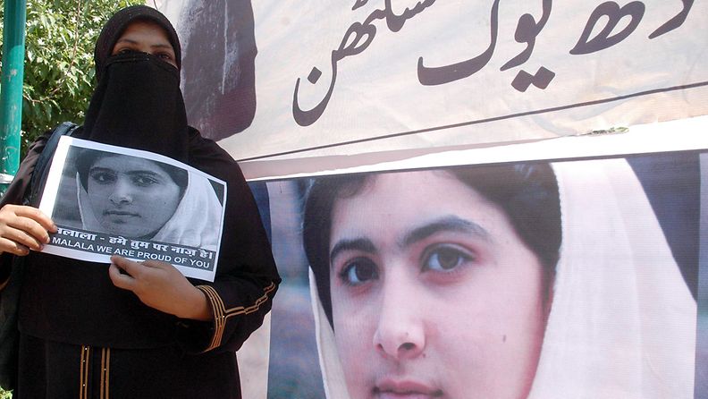 Malala yritettiin murhata Luoteis-Pakistanissa, koska hän on puolustanut tyttöjen oikeuksia ja arvostellut Talebania.    
