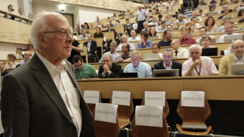 Brittiläinen fyysikko Peter Higgs saapui tieteilijöiden seminaariin kuuntelemaan viimeisimpiä tietoja Higgsin hiukkasen löytymisestä.