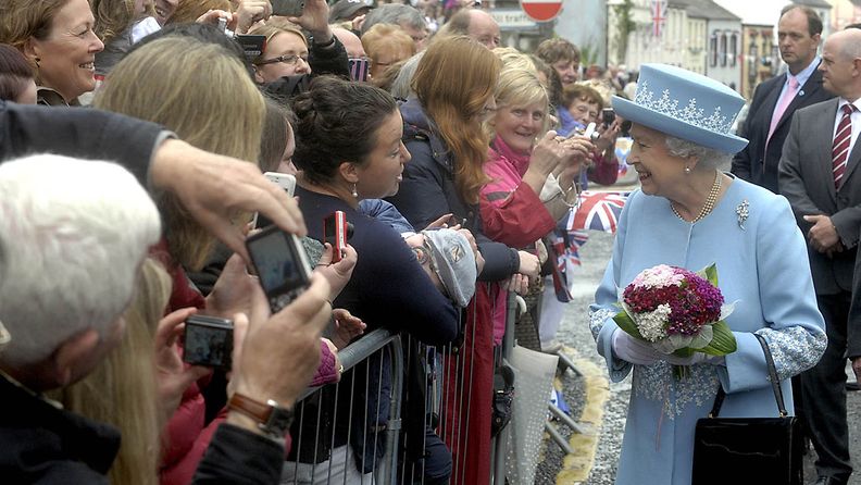 Kuningatar ELisabet vierailee Pohjois-Irlannissa tällä hetkellä