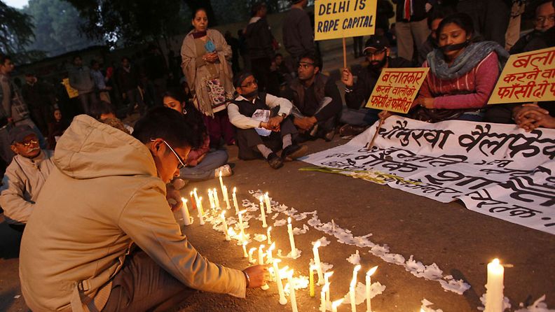 Mielenosoittajat sytyttävät kynttilöitä kuolleen nuoren naisen muistolle Delhissä 29.12. 2012 (Kuva: EPA)