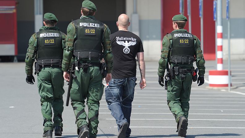 Poliisi saattaa uusnatsia Hofissa Saksassa.