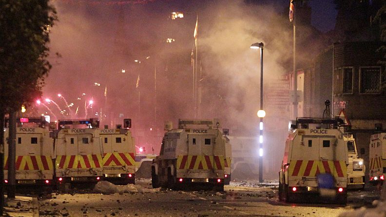 Levottomuuksia Pohjois-Irlannin Belfastissa 21.6.2011.
