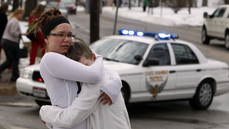 Isosisko Samantha Kimball lohduttaa pikkuveljeään Danielia kouluammuskelun jälkeen Chardon High Schoolin pihalla Ohion osavaltiossa Yhdysvalloissa 27.2.2012.