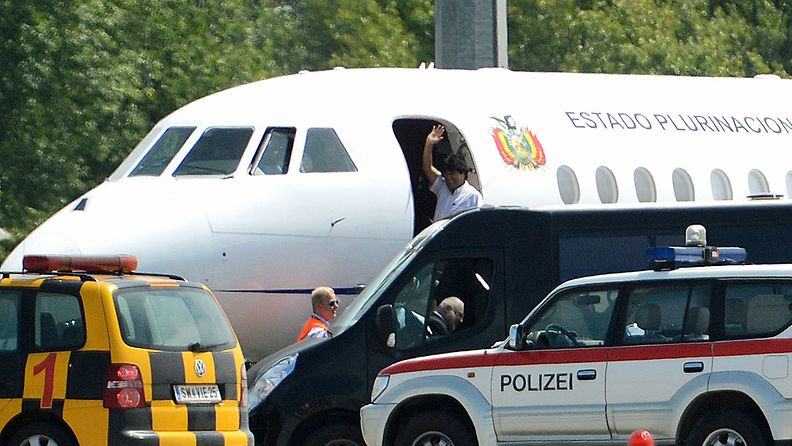 Bolivian presidentti Evo Morales vilkuttaa koneestaan Wienin lentokentällä 3.7.2013. Kone laskeutui Wieniin, koska useat maat estivät sen lennon ilmatilassaan. Tietovuotaja Edward Snowdenin väitettiin olleen koneessa.