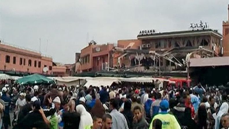 Amatöörikuvaajan välittämä kuva räjähdyksessä vaurioituneesta kahvilasta Marrakeshissa, Marokossa.