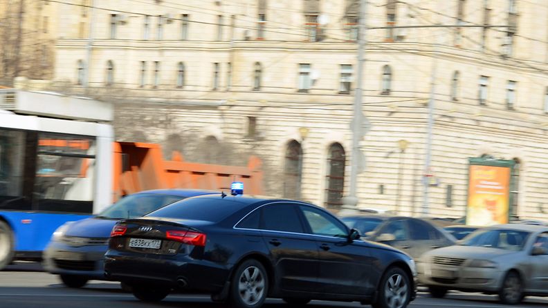 Moskovassa sinisillä vilkkuvaloilla varustetuissa autoissa matkaavat päättäjät porhaltavat tavallisten autoilijoiden ohi napsauttamalla vilkun ja sireenin päälle poliisiautojen tapaan.