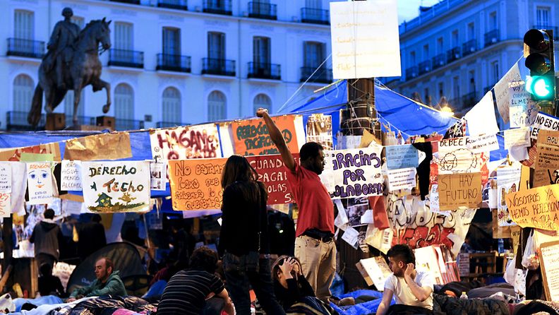 Puerta del Solin aukiolla yöpyneet mielenosoittajat heräilevät vaalipäivään Madridissa 22.5.2011.