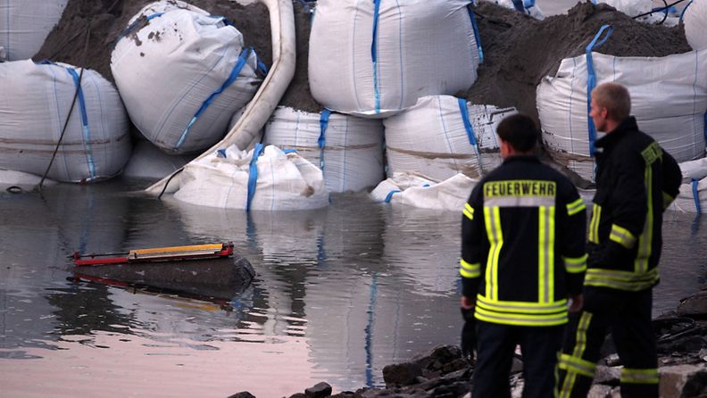 Palomiehet vartioivat Reinjoesta löytynyttä sodanaikaista pommia 4. joulukuuta 2011.