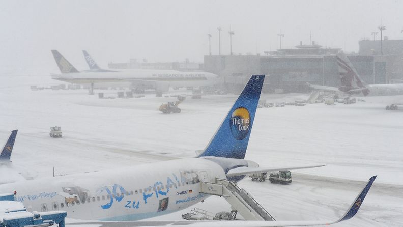 Lentoliikenne oli vaikeuksissa eilen Frankfurtin lentokentällä sakean lumisateen vuoksi.