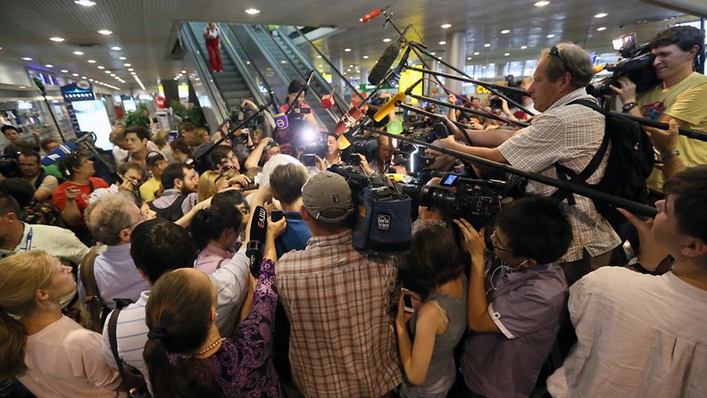 Iso joukko toimittajia kerääntyi Sheremetjevon lentokentällä Moskovassa odottamaan tietovuotaja Edward Snowdenia 12.7.2013.