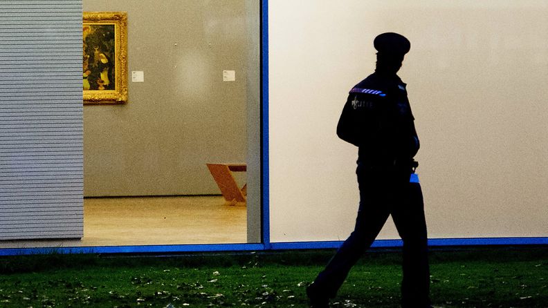 Poliisi partioi museon edustalla Rotterdamissa. Seinällä näkyy tyhjä kohta, josta yksi maalaus on viety.