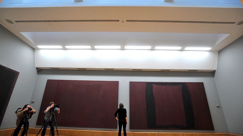 Vandaali tuhri Mark Rothkon taideteoksen Lontoon Tate Modern-museossa 7. lokakuuta 2012. Arkistokuva vuodelta 2009.