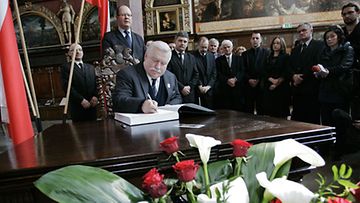 Puolan entinen presidentti Lech Walesa kirjoitti surunvalittelunsa Smolenskin lentoturmassa kuolleiden muistolle 11.4.2010. (EPA) 