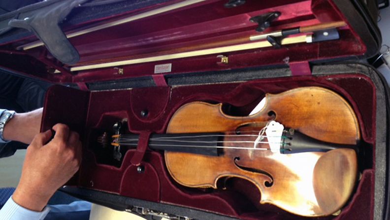 Britannian poliisin kuvaa yli miljoonan arvoisesta viulusta, joka varastettiin Lontoossa juna-asemalta vuonna 2010. Viulu löytyi poliisin mukaan viikko sitten.