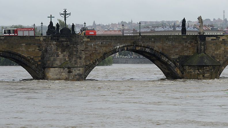 Kaarlen silta on suljettu tulvivan Vlata-joen takia Prahassa