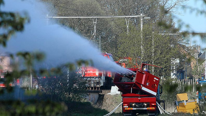 Belgiassa Gentin kaupungin lähellä lähes 300 ihmistä on jouduttu evakuoimaan kodeistaan kemikaalijunan palon takia. 