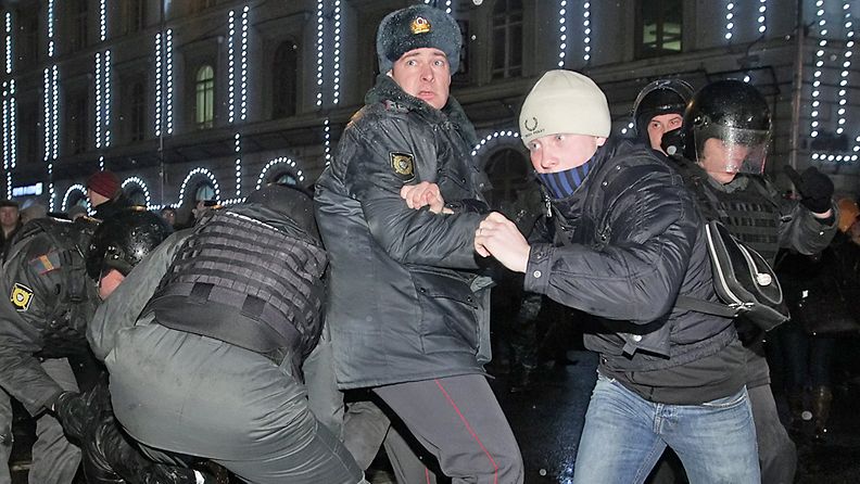 Mielenosoittaja pyrkii irti miliisin otteesta mielenosoituksessa Moskovassa 5.12.2011. 